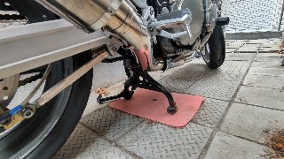 バイク駐車時にスライド移動し易い ようセンタースタンド下に防音マット敷き - イナズマ1200整備日記