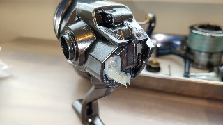 24ツインパワー4000のウォームシャフト部にボールベアリング2個