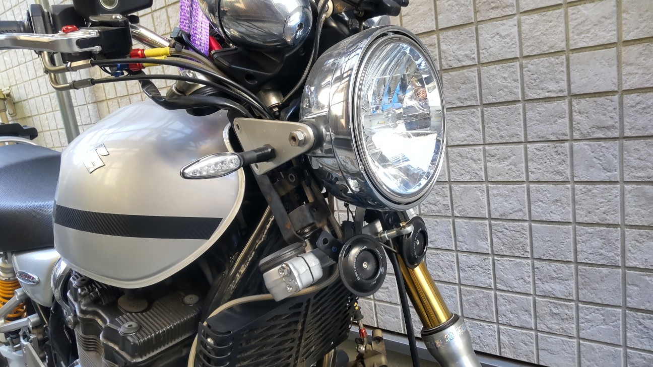 再塗装したヘッドライトステー（ハウジング）の交換作業 - イナズマ