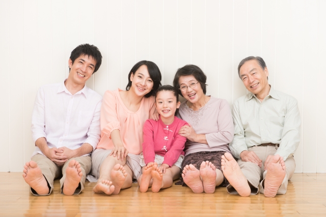 長座で座る家族