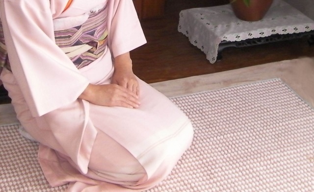 正座で座る着物姿の女性