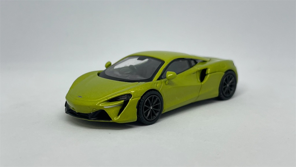 MINI GT マクラーレン アルトゥーラ　チェイス 1/64スケール MINI GT「マクラーレン・アルトゥーラ」(ボルカノ