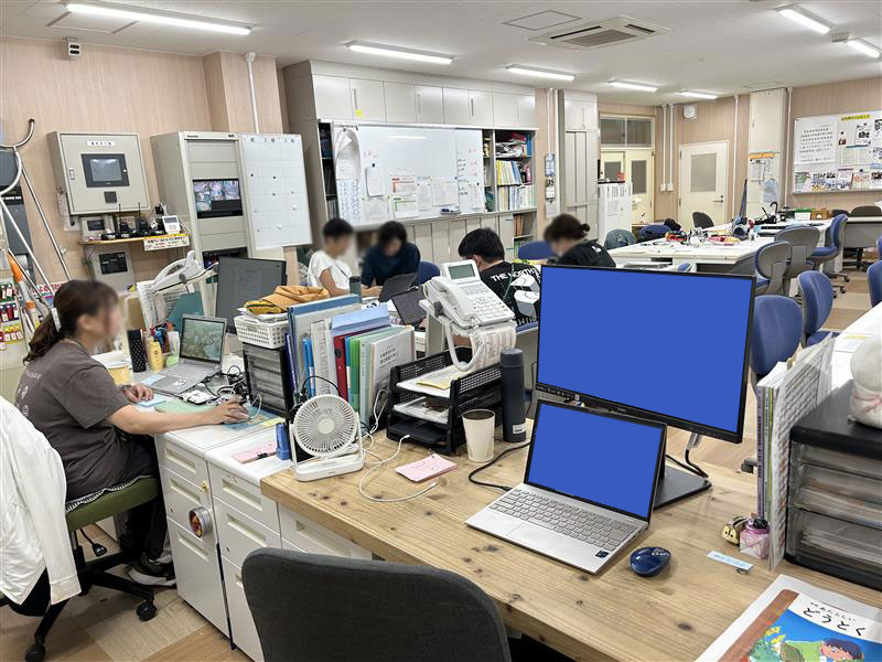 職員室でノートパソコンと液晶ディスプレイを併用する様子（大阪教育大学附属平野小学校）