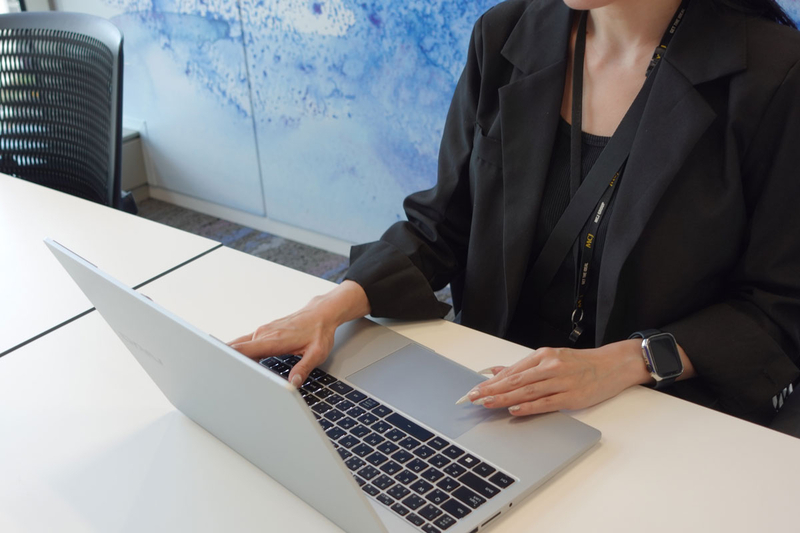 インタビューを受けるK.Kさん