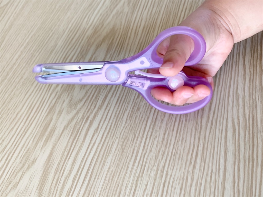 2歳の娘がハサミデビューしてみた 子供用ハサミで大人気のきっちょんを購入し使ってみたらすごかった Mrwhite