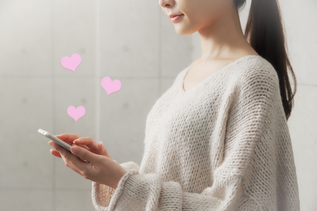 マッチングアプリをする女性