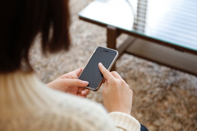 スマホをチェックする女性