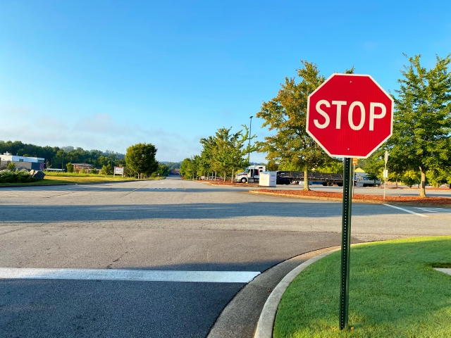 アメリカの道路の一時停止標識