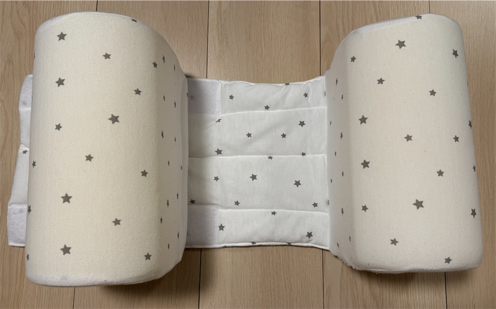 f:id:Murumu:20260130190754j:image 西松屋の寝返り防止クッション(星柄)の実物写真。床の上に置いた状態(上から撮影)。我が家ではおむつ替え用に試しました。