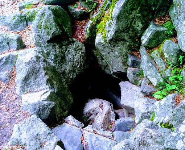 リルスキー洞窟の狭い出口