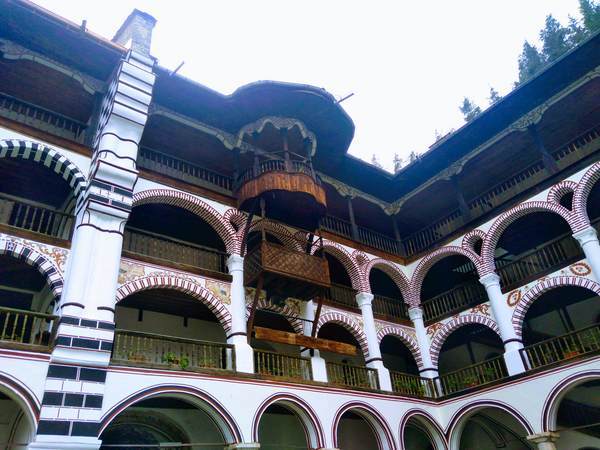 リラ修道院を取り囲む建物