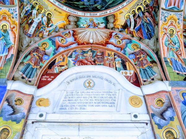 リラ修道院にある聖母教会の入り口