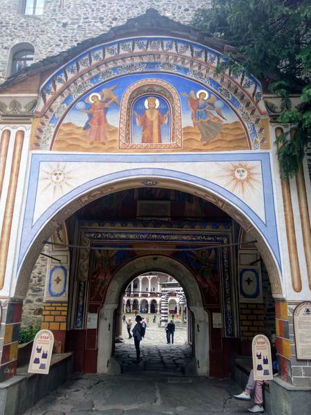 リラ修道院の入口のフレスコ画