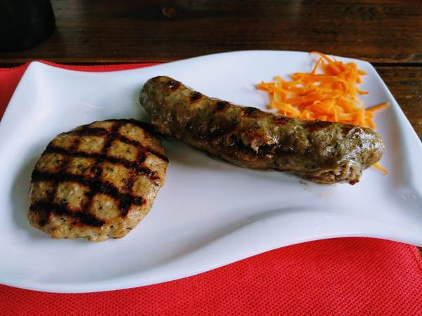 ブルガリア産ソーセージとハンバーグ