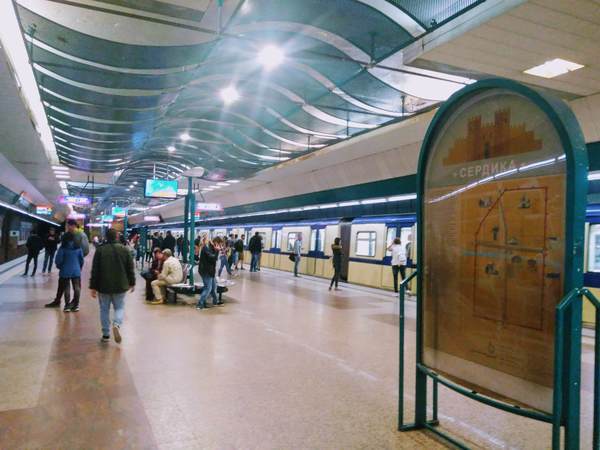 セルディカ駅のプラットフォーム