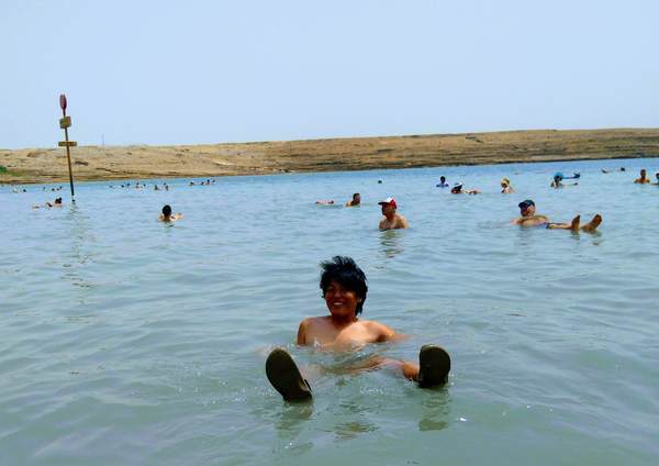 死海で浮遊体験
