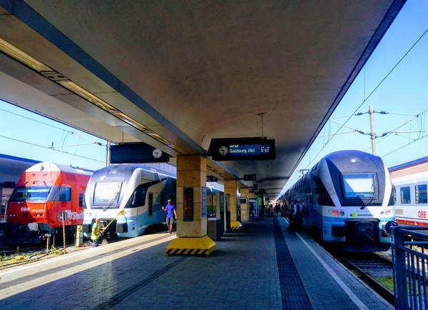 ウィーン西駅のプラットフォーム ウィーン西駅のプラットフォーム