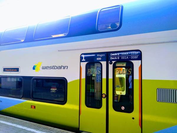 ウィーンからザルツブルク行きの電車 ウィーンからザルツブルク行きの電車