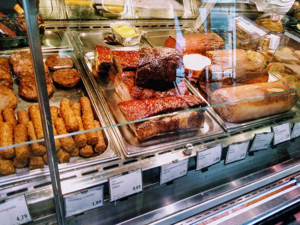 スーパーの惣菜コーナー スーパーの惣菜コーナー