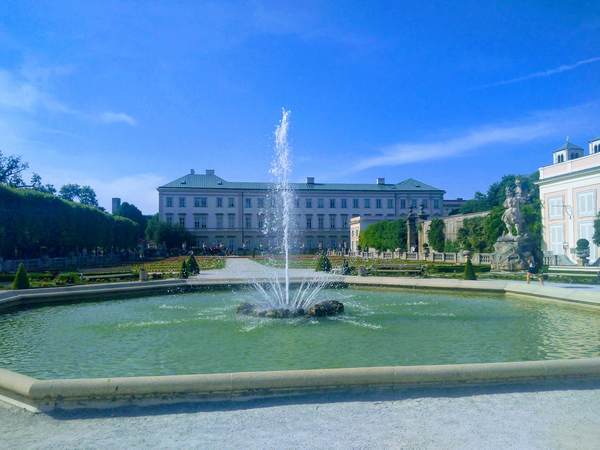 ミラベル宮殿の噴水 ミラベル宮殿の噴水