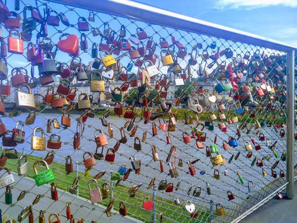 マカルト橋にある愛の南京錠 マカルト橋にある愛の南京錠