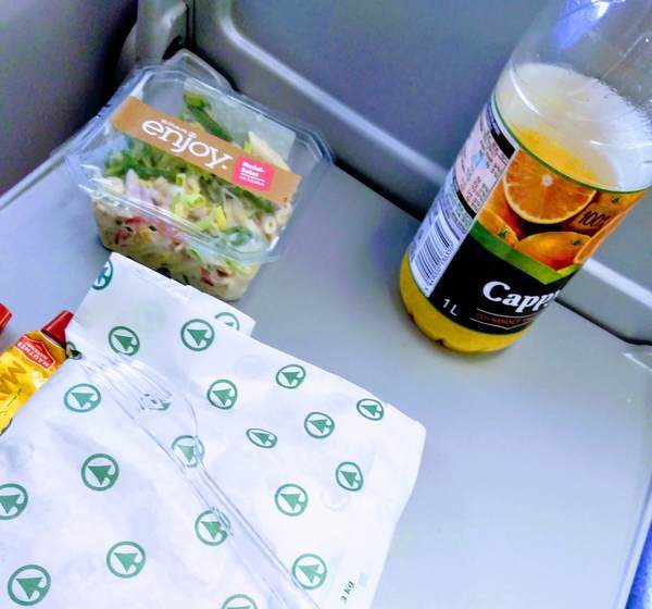 電車内で軽食 電車内で軽食