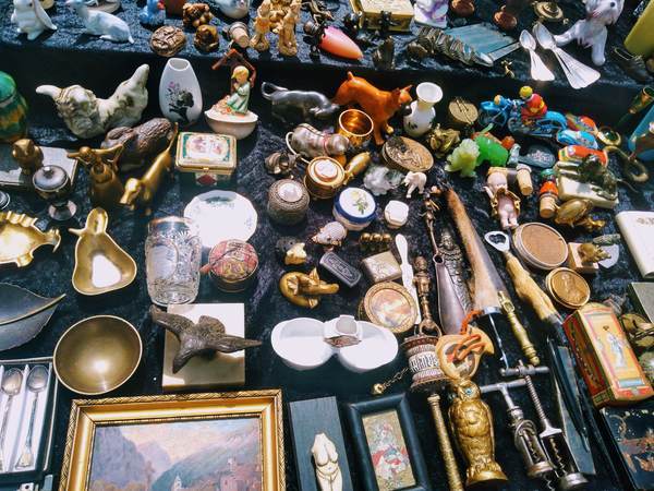 蚤の市の骨董品
