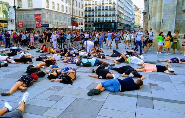繁華街で横たわる人々 繁華街で横たわる人々