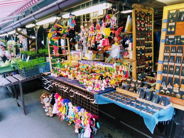 ハヴェルスカー市場にある木製のおもちゃ