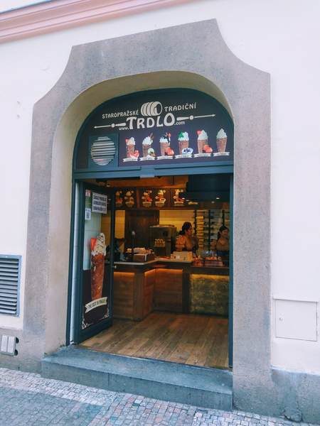 チェコ名物「トゥルデルニーク」専門店