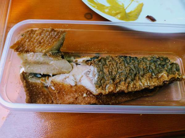 ヴィクトアリエンマルクトで購入した魚料理