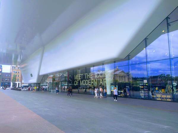 アムステルダム市立美術館の外観（バスタブ）