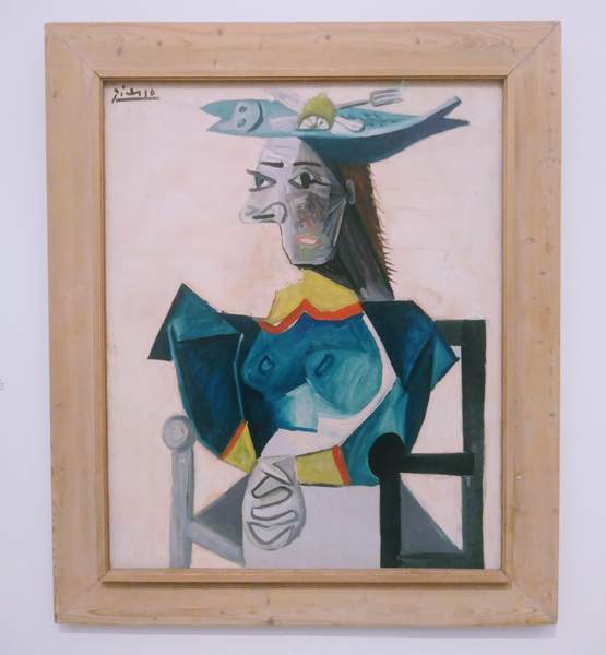 ピカソの絵画「魚の帽子を被り坐せる女」