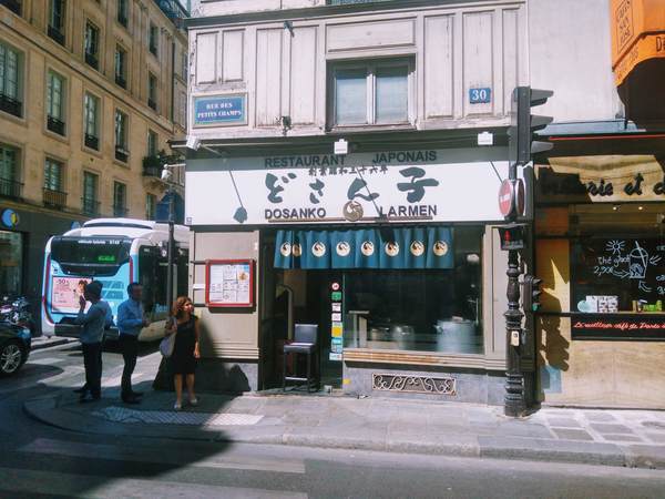 パリ市内にあるラーメン屋「どさん子」