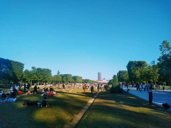 人々で賑わうシャン・ド・マルス公園