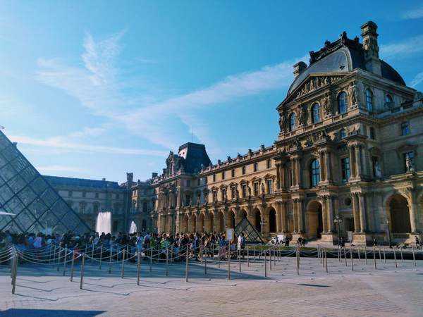 ルーブル美術館の建物の外観