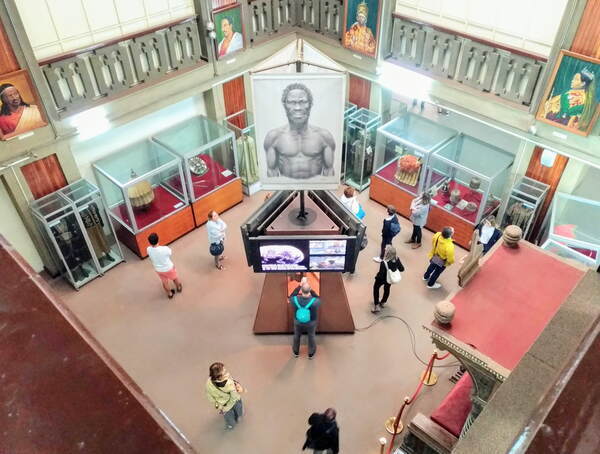 館内中央に展示される「ルーシー」