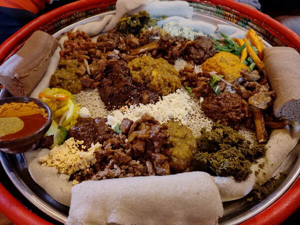 レストランで注文したエチオピア料理