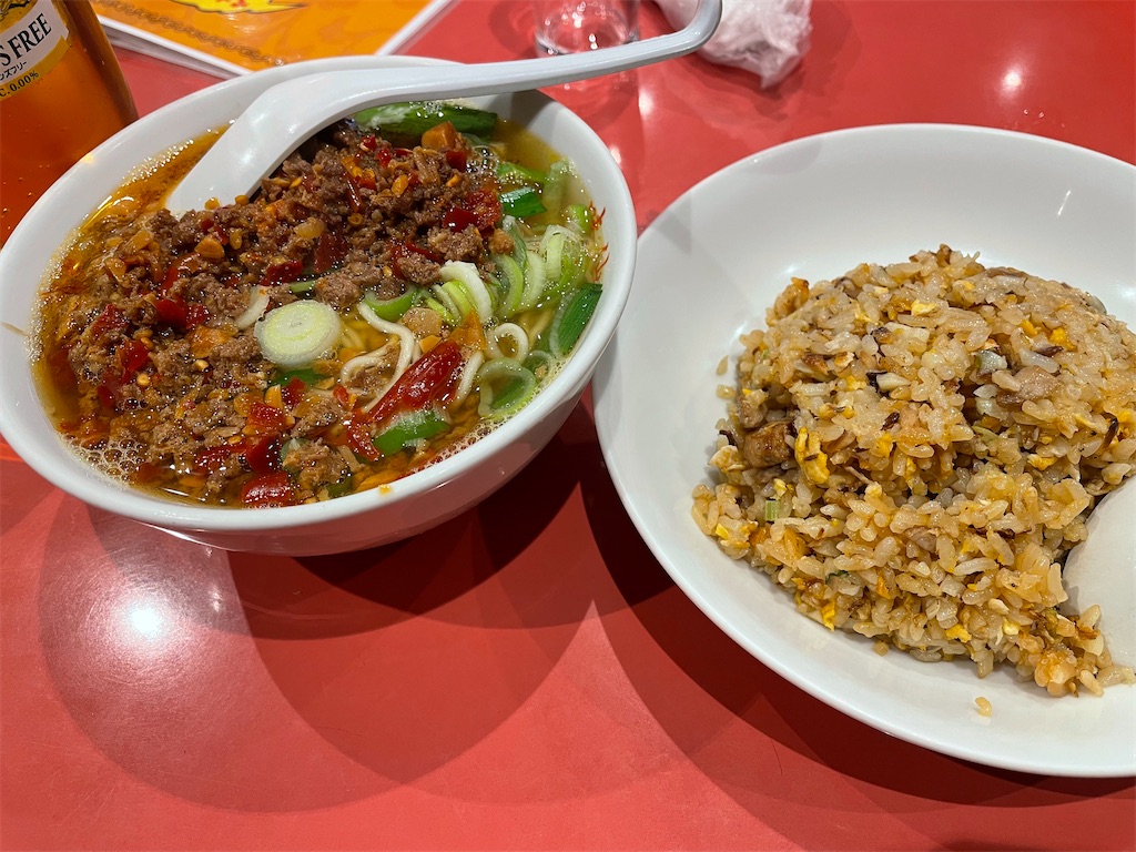 味仙の台湾ラーメンとニンニクチャーハン。サウナ後に食べる刺激強めの定番サウナ飯