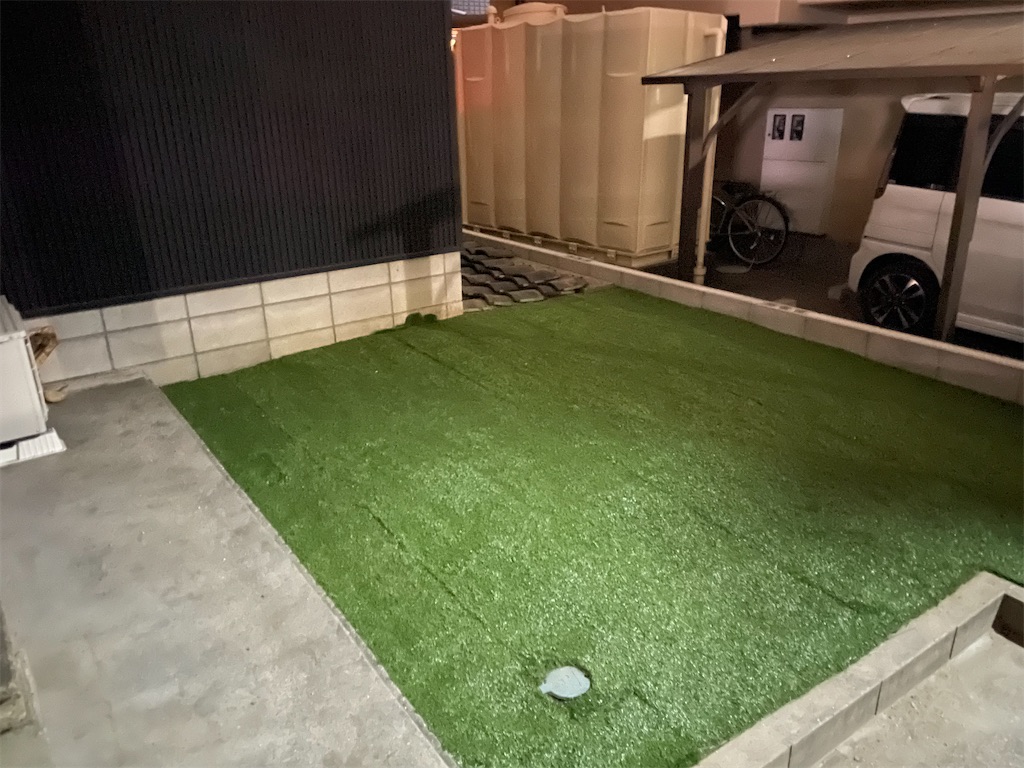 整地して防草人工芝を施工した裏庭