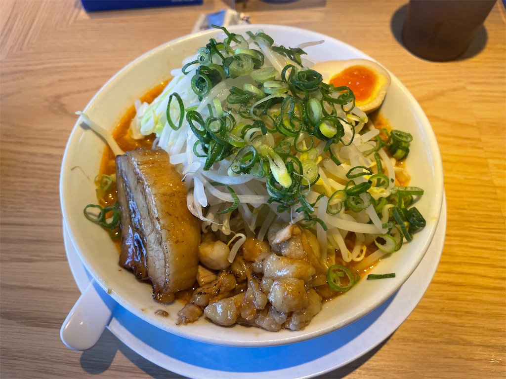 麺屋しずるの味噌ラーメン。ホルモンがうれしい