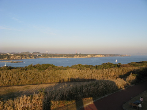 城ヶ島公園展望台から剱崎方面を望む