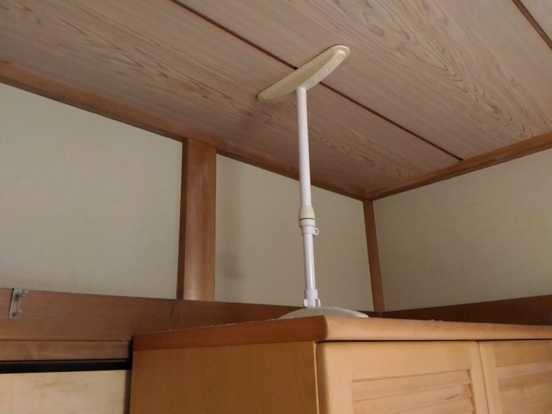たんす上部のつっぱり式転倒防止器具(1つのみ) タンス上部のつっぱり式転倒防止器具
