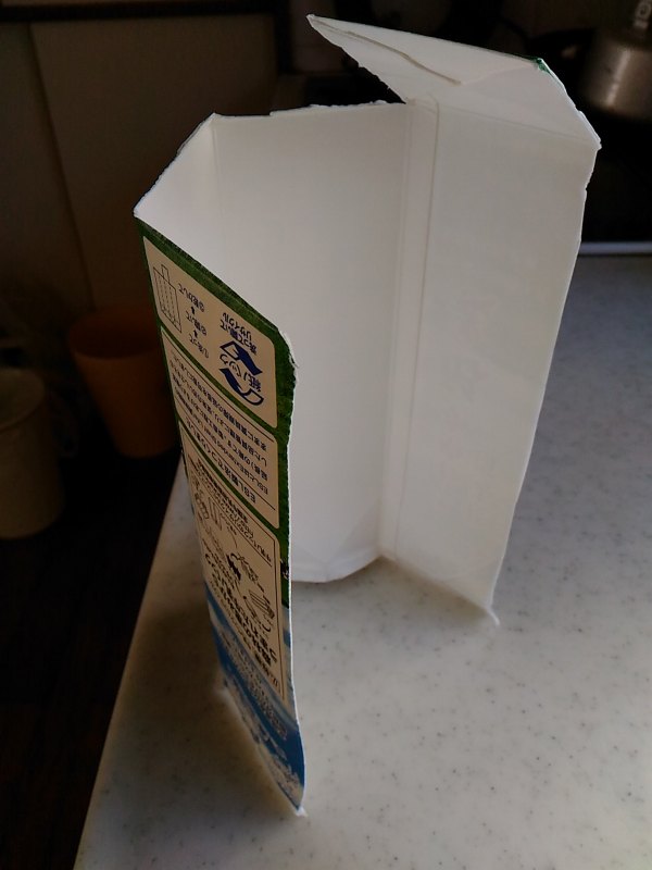 切り開いて洗った牛乳パック