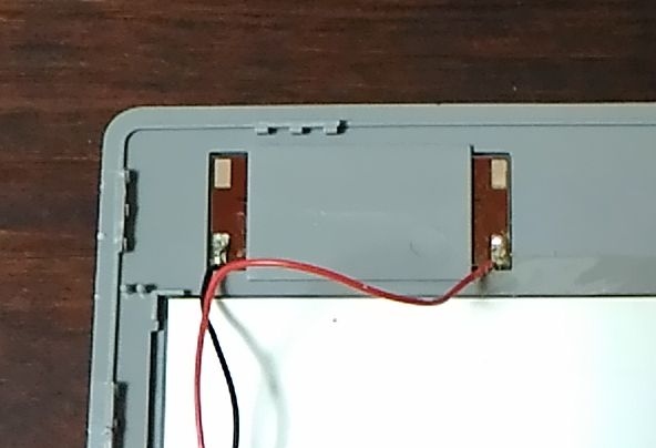 f:id:NShufu:20180826150951j:plain 太陽電池パネルにつながるリード線。