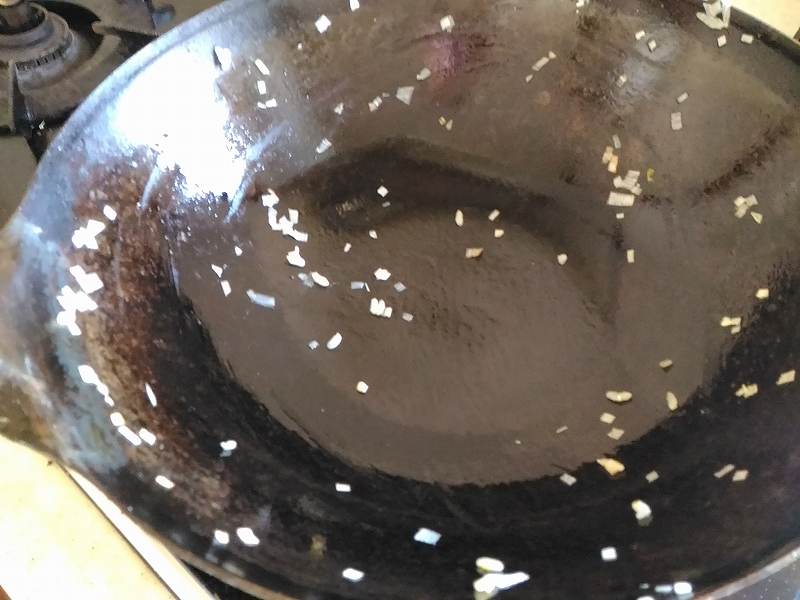 油がなじんだ中華鍋にはごはんがくっつかない。 油がなじんだ中華鍋にはごはんがくっつかない。