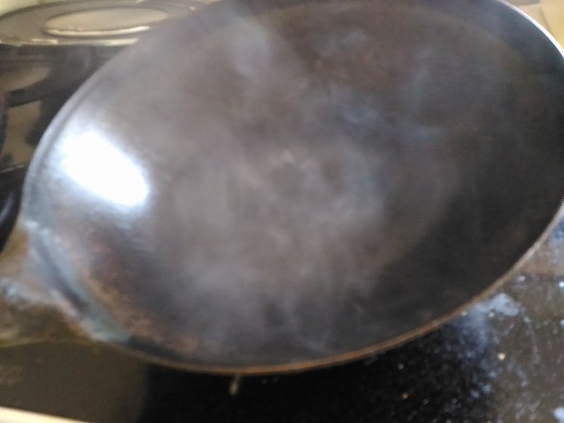 中華鍋を加熱。 中華鍋を加熱。