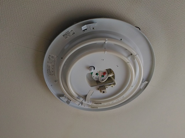 シーリングライトの蛍光管を丸形LEDランプに交換できるか検討したけれど、取りやめ。 - フリーランス兼業主夫日記 シーリングライトの蛍光管を丸形LEDランプに交換できるか検討したけれど、取りやめ。 - フリーランス兼業主夫日記