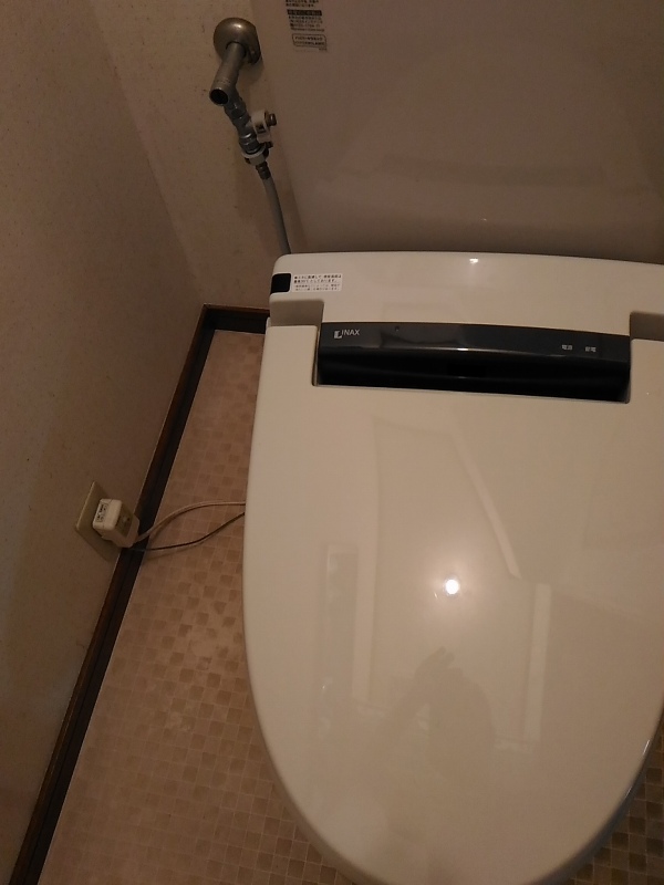 交換前の古い便座。 交換前の古い便座。