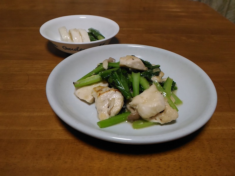 鶏胸肉と小松菜、ブナシメジの炒め物。 鶏胸肉と小松菜、ブナシメジの炒め物。